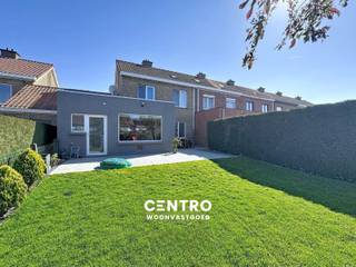 Recent gerenoveerde woning met alle COMFORT met garage, dubbele oprit en aangelegde tuin met groot zonneterras te Rumbeke!<br /><br /><strong>INDELING:<br /><u><em>Gelijkvloers:</em></u></strong><br />Inkomhal - ruime living - volledig ingerichte NIEUWE 'Dovy'-keuken (O.a. met inductiefornuis, dampkap, heteluchtoven, ingebouwde microgolfoven, vaatwasmachine, frigo en granieten werkblad) - koele berging - afzonderlijk gastentoilet (met lavabo) - garage (met automatische sectionale poort) - wasplaats - dubbele oprit - volledig aangelegde en omheinde tuin met groot zonneterras.<br /><br /><u><em><strong>Eerste verdieping:</strong></em></u><br />Nachthal - badkamer 1 (O.a. met dubbel lavabomeubel en inloopdouche) - badkamer 2 (O.a. met lavabo, hangtoilet en ligbad)/Kan omgevormd worden tot 3de slaapkamer - 2 RUIME slaapkamers.<br /><br /><u><em><strong>Tweede verdieping:</strong></em></u><br />Zolder (Extra slaapkamer mogelijk).<br /><br /><u><strong>Opmerkingen:</strong></u><br />- ENERGIEZUINIGE woning: Energielabel B!<br />- Elektriciteit volledig GOEDgekeurd!<br />- VLOERVERWARMING aanwezig: Gelijkvloers én eerste verdieping!<br />- Isolatiechape aanwezig.<br />- 3-dubbele beglazing (PVC)!<br />- Regenwaterput aanwezig.<br />- KWALITATIEVE keuken: Dovy!<br />- Dakisolatie aanwezig.<br />- NIEUWE sectionale geautomatiseerde garagepoort!<br /><br />Instapklare woning met alle COMFORT! Aarzel zeker niet om ons te contacteren voor een bezoek ter plaatse: 051/817.817 - info@centro.be.