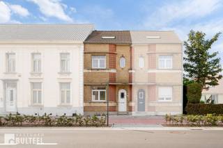 Net gerenoveerd en klaar om verder af te werken naar jouw eigen smaak: deze gesloten bebouwing combineert frisse vibes met een solide basis...