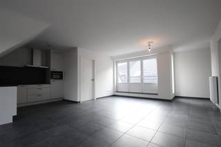 <strong>Recent appartement met 2 slaapkamers, terras en autostaanplaats in het centrum van Wechelderzande.</strong><br /><br />Het appartement is gelegen op de tweede verdieping van de residentie Hof Den Hert.<br /><br />Dit stijlvol dakappartement omvat een inkomhal, een woonkamer met open keuken en aansluitend een ruim zonnig terras met veel privacy. Verder is er een berging/wasplaats en via de nachthal bereikt men het afzonderlijk toilet, de twee slaapkamers en een ingerichte badkamer met inloopdouche.<br /><br />Inbegrepen in de huurprijs zijn een gezamenlijke fietsenstalling en een autostaanplaats op de gelijkvloerse verdieping.<br /><br />Het appartement is volledig voorzien van zwarte verlichtingsarmaturen. In de slaapkamers zijn er verduisteringsgordijnen voorzien.<br /><br />Een prachtig instapklaar appartement met alle comfort en luxe, voorzien van vliegenramen.