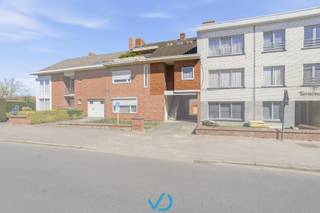 Ontdek dit prachtige duplex appartement in de Doornstraat, ideaal gelegen in het bruisende centrum van Poperinge. Hier woon je op wandelafstand...