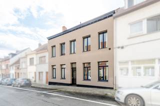 <p>Karaktervol gerenoveerd herenhuis in Vilvoorde met EPC A, zonnepanelen en een ruime tuin.</p>
<p> </p>
<p>Dit stijlvolle huis combineert de charme van een herenwoning uit de 19de eeuw met hedendaags wooncomfort en energiezuinigheid. Dankzij de grondige renovatie, het EPC A-label en de aanwezigheid van 14 zonnepanelen geniet u van een duurzame en comfortabele woonomgeving. De woning beschikt over vijf slaapkamers, twee badkamers en meerdere polyvalente ruimtes (praktijkruimte), ideaal voor grote gezinnen, thuiswerk of hobby’s. De ruime leefruimtes zorgen voor een aangename sfeer, terwijl de tuin van 350 m² een groene buitenruimte biedt om volop te genieten. Gelegen op de Grimbergsesteenweg in Vilvoorde, met vlotte verbindingen naar Brussel en de omliggende gemeenten.</p>
<p> </p>
<p>Belangrijkste ruimtes:<br />• Inkomhal (13,1 m²) met authentieke uitstraling<br />• Ruime woonkamer (34,5 m²) met open haard<br />• Eetkamer (39,8 m²) met veel leefruimte<br />• Volledig uitgeruste keuken (13,7 m²) met inductiekookplaat, Quooker, vaatwasser, koelkast, diepvries, combi-oven en stoomoven<br />• Polyvalente ruimte (14,5 m²) met ingemaakte kasten<br />• Polyvalente ruimte (17,9 m²) met ingemaakte kasten (kan dienen als slaapkamer/praktijk)<br />• 5 slaapkamers, waarvan meerdere voorzien van airco<br />• 2 Badkamers (12 m² &amp; 13 m²)<br />• Mezzanine (29,9 m²) met extra mogelijkheden<br />• Tuin van 350 m² met tuinhuis</p>
<p> </p>
<p>Troeven:<br />• Gerenoveerd herenhuis met authentieke charme<br />• EPC A en zonnepanelen voor energiezuinig wonen<br />• Ruime woning met 5 slaapkamers en grote tuin</p>
<p> </p>
<p>Neem vandaag nog contact op met je ERA-makelaar voor een bezoek.</p>
<p> </p>
<p>JOUW DROOMHUIS. ZO</p>