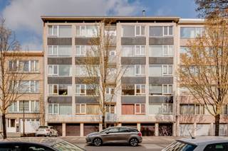 <p><span>In de </span><span>Morckhovenlei 25</span><span> in </span><span>Borgerhout</span><span>, staat dit aangenaam </span><span>3 slaapkamer appartement te koop</span><span> vlakbij het </span><span>Rivierenhof</span><span>. Gelegen op de </span><span>vierde verdieping</span><span> in een verzorgd </span><span>gebouw met lift</span><span>. </span></p><p><span> </span></p><p><span>Met een </span><span>bewoonbare oppervlakte van ca. 119m²</span><span> geniet je van een ruime indeling, 3 slaapkamers, een lichte leefruimte, aparte keuken, een badkamer met inloop douche en dubbele lavabo. Het appartement is netjes onderhouden en </span><span>instapklaar</span><span>, maar biedt tegelijk de mogelijkheid om het volledig naar je eigen smaak te moderniseren.</span></p><p><span> </span></p><p><span> </span></p><p><span>Indeling:</span></p><p><span> </span></p><p><span>- Gelegen op de vierde verdieping</span></p><p><span>- Inkomhal met ingemaakte vestiaire kasten</span></p><p><span>- Zeer lichte en ruime woonkamer (ca. 34 m²) met open haard</span></p><p><span>- Gesloten ingerichte keuken, voorzien van alle moderne comfort</span></p><p><span>- Gezellig terras dat grenst aan de keuken</span></p><p><span>- Slaapkamer 1</span></p><p><span>- Slaapkamer 2</span></p><p><span>- Slaapkamer 3</span></p><p><span>- Badkamer met inloop douche en dubbele lavabo</span></p><p><span>- Privatieve berging en gemeenschappelijke fietsenstalling op de gelijkvloers</span></p><p><span>- Ruime garagebox (bijna 1,5 plaats groot, optioneel aan te kopen voor 30.000 EUR)</span></p><p><span> </span></p><p><span> </span></p><p><span>Troeven:</span></p><p><span> </span></p><p><span>- Ruime leefruimte</span></p><p><span>- 3 Volwaardige slaapkamers</span></p><p><span>- Uitstekende ligging</span></p><p><span>- Op wandelafstand van het Rivierenhof</span></p><p><span>- Gunstig EPC label B</span></p><p><span> </span></p><p><span> </span></p><p><span>Ben jij geïnteresseerd in dit appartement in Borgerhout, ben je op zoek naar ander vastgoed of wens je de waarde van jouw eigendom te kennen? Dan ben je bij BOLT immo aan het juiste adres! Wij helpen jou graag verder.</span><span> </span></p><p><span> </span></p>