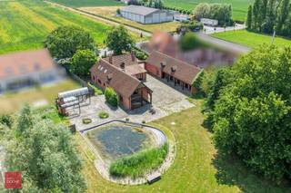 Villa bestaande uit inkomhal, living met open haard, eetplaats, keuken, wasplaats, 3 slaapkamers (1 gelijkvloers), 2 badkamers (1 gelijkvloers), mancave (bar), grote dubbele garage, 3 paardenboxen (of stockageruimte), tuin met vijver en barbecue. Opp. 4.876m². 