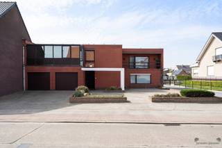 <p><span>Dit appartement op de eerste verdieping in Rillaar biedt met 148 m² woonoppervlakte bijzonder veel ruimte en een praktische indeling. Een aangename appartement voor wie op zoek is naar drie slaapkamers en ruime leefvertrekken.</span></p><p><span>Dit appartement beschikt over een ruime en lichtrijke leefruimte met voldoende plaats voor een gezellige zit- en eethoek. Daarnaast is er een ruime keuken die aansluit bij het dagelijkse wooncomfort.</span></p><p><span>Verder beschikt de woonunit over 3 slaapkamers en een badkamer. De verschillende ruimtes zijn praktisch ingedeeld en bieden voldoende mogelijkheden voor een gezin, maar ook voor wie graag een extra bureau- of hobbykamer wenst.</span></p><p><span>De afwerking heeft een meer klassieke uitstraling, maar de woning is volledig instapklaar. Wie dat wenst, kan het interieur op termijn verder aanpassen aan de eigen smaak.</span></p><p><span>Ook deze woonunit beschikt over een eigen staanplaats in de garage en een grote kelderruimte.</span></p><h2><span>TROEVEN</span></h2><p><span>· 148 m² woonoppervlakte<br />· 3 slaapkamers<br />· Badkamer<br />· Ruime en lichtrijke leefruimte<br />· Ruime keuken<br />· Praktische indeling<br />· Volledig instapklaar<br />· Eigen staanplaats in de garage<br />· Zonnepanelen</span></p><p><span>Een ruime en instapklare woonunit met drie slaapkamers en royale leefruimtes, ideaal voor wie veel binnenruimte zoekt in Rillaar.</span></p>