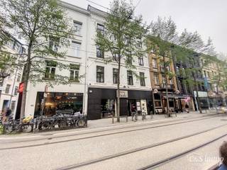 <p>Dit uitzonderlijk lichtrijke appartement bevindt zich in een volledig gerenoveerd gebouw op een uitstekende locatie, tussen het Modemuseum en het bruisende Zuid.<br />Het appartement werd kwalitatief afgewerkt en combineert hedendaags wooncomfort met karaktervolle elementen. Via de inkomhal bereikt u de ruime woon- en eetkamer van ca. 32 m². De hoge plafonds, prachtige visgraatparket en gezellige gashaard zorgen hier voor een bijzonder aangename sfeer.<br />Aansluitend bevindt zich de luxueus ingerichte keuken, stijlvol afgewerkt met natuursteen en voorzien van een keramische kookplaat, dampkap, vaatwasser, koelkast en combi-oven.<br />Verder beschikt het appartement over twee ruime slaapkamers, eveneens afgewerkt met visgraatparket. De stijlvolle designbadkamer is uitgerust met een ruime douche en lavabomeubel. Daarnaast zijn er een apart gastentoilet en een praktische berging met aansluiting voor een wasmachine.<br />Aan de achterzijde bevindt zich een aangenaam terras van ca. 8 m², een fijne plek om in alle rust van de buitenlucht te genieten.<br />Het appartement beschikt over privatieve meters, centrale verwarming op gas en een goede isolatie.<br />Beschikbaar vanaf 1 oktober 2026.</p>