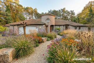 Rustig gelegen villa in Spaanse stijl met zeer ruime woonkamer, bureaugedeelte, drie slaapkamers, twee badkamers op ruim 2.800 m². Epc-score:...