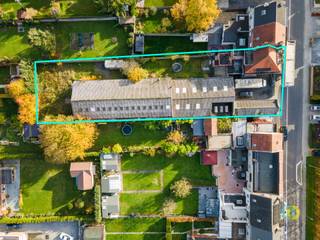 <p><span>Op een strategische ligging, vlakbij een vlotte toegangsweg, vindt u dit interessante vastgoed met tal van mogelijkheden. Het geheel omvat een ruime loods van maar liefst 553 m², in goede staat, met indrukwekkende stockageruimte  ook in de hoogte. Ideaal voor opslag of andere professionele activiteiten. Achteraan de loods bevindt zich een groene buitenruimte, die extra mogelijkheden biedt als ontspanningszone of functionele buitenruimte. Aan de straatkant, vooraan het perceel, is er een bureauruimte van 95 m², perfect als administratief of commercieel kantoor gekoppeld aan de loods.Daarnaast beschikt het perceel over een woning van 180 m². Deze woning dient gerenoveerd te worden, maar biedt daardoor ook een mooie kans tot meerwaardecreatie. Ideaal voor wie wonen en werken wil combineren, of op zoek is naar een rendabele investering. Dit pand biedt een zeldzame combinatie van ruimte, toegankelijkheid en potentieel  aarzel dus niet om meer informatie op te vragen of een bezoek in te plannen.</span><span> </span></p>