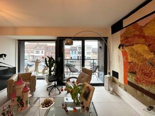 <strong>Zeer modern appartement met 2 slaapkamers en terras + overdekte autostaanplaats te Deurne!</strong><br /><br />Vlakbij het Rivierenhof treffen we dit recent appartementsgebouw (2019).<br /><br />Het appartement is gelegen op de eerste verdieping en omvat een inkomhal, leefruimte met volledig ingerichte open keuken, berging/bijkeuken, wasplaats, badkamer met grote inloopdouche, een apart toilet en twee slaapkamers.<br /><br />Vooraan bevindt er zich een gezellig en overdekt zuid-georiënteerd terras, toegankelijk via een schuifraam in de living.<br /><br />Het appartement beschikt tenslotte over een overdekte autostaanplaats, verplicht bij aan te huren aan €70/maand. Hier is tevens plaats om fietsen te stallen.<br />Het bovengronds garagegebouw is toegankelijk via een automatische poort.<br /><br />Troeven:<br />* Recent appartement<br />* Zéér energiezuinig (E-peil: 40) - verwarming met warmtepomp<br />* Z-terras<br />* Autostaanplaats + fietsenstalling<br />* Vlakbij het Rivierenhof, scholen, winkels, openbaar vervoer, de Sportoase en grote invalswegen<br /><br />Heeft u interesse om dit appartement te huren? <br />Stel uzelf snel kandidaat via onze website www.vbvastgoed.be met de groene knop "<strong>Ik ben kandidaat</strong>".