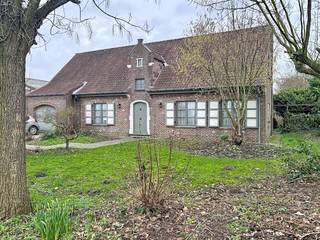 Le moyen le plus rapide pour visiter ce loft ? Demandez votre visite via le bouton rouge de notre site Web (www.dewaele.com) et vous serez contacté par l'un de nos experts en location. Villa spacieuse et confortable avec grand jardin paysager près du centre de MoorsledeLa maison est agencée comme suit- Hall d'entrée - Espace de vie- Cuisine entièrement équipée- Espace de bureau- Rangement- 2 toilettes- 4 chambres- Salle de bain avec vasque et baignoire- Vestiaire- Un garage- Jardin avec bassin Dans l'ensemble : - Prêt à emménager- Grand jardin avec bassin et terrasse paysagée- Bien situé pour accéder aux routesÊtes-vous intéressé par cette propriété à louer à Moorslede ? N'hésitez pas à nous contacter.