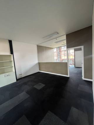 Just steps from Brussels South Station, discover a range of modern office spaces available in the iconic industrial building The Egg /...