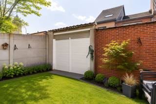 <h2><span>Instapklare gezinswoning met 3 slaapkamers, 2 badkamers en garage</span></h2> <p><span>Bent u op zoek naar een instapklare woning waar ruimte, comfort en een rustige ligging hand in hand gaan? Dan is deze smaakvol gerenoveerde gezinswoning in Verrebroek absoluut een bezoek waard.</span></p> <p><span>Deze verzorgde woning werd in 2022 grondig vernieuwd en biedt een hedendaags wooncomfort met een praktische indeling voor het hele gezin. Via de inkomhal betreedt u de aangename leefruimte die geniet van een mooie lichtinval en een gezellige sfeer. Aansluitend bevindt zich de volledig uitgeruste keuken, waar koken en samenzijn centraal staan.</span></p> <p><span>Met maar liefst drie volwaardige slaapkamers en twee badkamers beschikt deze woning over alle ruimte die een gezin nodig heeft. De flexibele indeling maakt het bovendien mogelijk om een thuiswerkplek, hobbyruimte of logeerkamer te creëren.</span></p> <p><span>Ook op technisch vlak scoort deze eigendom uitstekend. Zo beschikt de woning over conforme elektriciteit, airconditioning en tal van recente vernieuwingen die bijdragen aan een zorgeloze woonervaring.</span></p> <p><span>De garage vormt een extra troef en biedt niet alleen plaats voor uw wagen, maar ook bijkomende bergruimte.</span></p> <p><span>Gelegen in een rustige en aangename woonomgeving geniet u hier van de ideale combinatie tussen landelijk wonen en een vlotte bereikbaarheid. Winkels, scholen, openbaar vervoer en belangrijke verbindingswegen bevinden zich op korte afstand.</span></p> <h3><span>Troeven:</span></h3> <ul> <li><span>Volledig gerenoveerd in 2022</span></li> <li><span>Instapklaar</span></li> <li><span>3 volwaardige slaapkamers</span></li> <li><span>2 badkamers</span></li> <li><span>Garage</span></li> <li><span>Airconditioning</span></li> <li><span>Conforme elektriciteit</span></li> <li><span>Rustige ligging</span></li> <li><span>Ideaal voor gezinnen</span></li> </ul> <p><span>Een woning waar u zonder zorgen uw intrek kunt nemen en onmiddellijk kunt genieten van alle comfort. Contacteer ons vandaag nog voor een bezoek ter plaatse.</span></p>