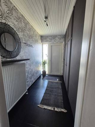 Instapklare en gerenoveerde woning met zonnige tuin en tal van troeven<br /><br />Bent u op zoek naar een charmante, volledig gerenoveerde woning waar comfort en functionaliteit centraal staan? Dan is deze eigendom precies wat u zoekt!<br /><br />Met een bewoonbare oppervlakte van 89 m² biedt deze woning een doordachte indeling en een aangename woonbeleving. <br /><br />De woning beschikt over 2 volwaardige slaapkamers en een moderne badkamer uitgerust met een bad/douchecombinatie en een dubbele lavabo – ideaal voor extra comfort in het dagelijkse gebruik. Daarnaast is er een aparte toiletruimte met geïntegreerde wasruimte, wat zorgt voor extra praktische meerwaarde. Ook is er een praktische berging voorzien.<br /><br />Een absolute troef is de volledig afgewerkte zolder die bereikbaar is via een vaste trap. Verder is de woning voorzien van een volledig onderkelderde kruipruimte.<br /><br />Langs achter beschikt u over een aparte toegang tot de tuin, wat zorgt voor extra flexibiliteit. De zonnige en onderhoudsvriendelijke achtertuin biedt een heerlijke plek om tot rust te komen of te genieten met familie en vrienden.<br /><br />De woning is bovendien uitgerust met:<br /><br />- Conforme elektriciteit<br />- Elektrische rolluiken<br />- Verwarming op aardgas<br />- EPC-label C<br /><br />Extra interessant: de woning kan eventueel bemeubeld aangekocht worden, wat ze ook bijzonder geschikt maakt als investering of voor wie meteen wil intrekken zonder zorgen.<br /><br />Kortom, een instapklare woning met een uitstekende prijs-kwaliteitverhouding en tal van mogelijkheden.<br /><br />Interesse? Contacteer ons vandaag nog voor een bezoek!