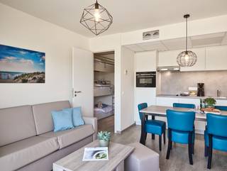 Cet appartement d'investissement est situé à Holiday Suites Nieuport, un joyau de la côte belge.<br /><br />Vous bénéficierez d'un accès à une piscine intérieure, un sauna, un hammam, des jeux pour enfants, un barbecue, un terrain de pétanque et un local à vélos couvert. Holiday Suites garantit un rendement locatif élevé et propose deux options. Un séjour avec canapé-lit, une cuisine équipée, une chambre avec un lit superposé triple, une salle de bain équipée et une terrasse ensoleillée. L'appartement est vendu entièrement meublé.<br /><br />C'est la destination idéale pour se détendre pleinement et profiter pleinement de la nature. Profitez de longues promenades sur la plage, d'un bol d'air frais sur la jetée ou d'une balade à vélo dans la réserve naturelle « De Ijzermonding »…