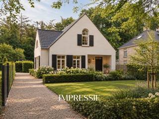 <p><span>OPEN HUIS - ZATERDAG 10 OKTOBER TUSSEN 11U - 13U</span></p><p><span> </span></p><p><span>Tijdloze villa in landelijke stijl, gebouwd met kwaliteitsmaterialen. Zeer veel ruimte en perfecte ligging te Essen-Heikant op een perceel van 959 m² (tuin met optimale privacy en rust).</span></p><p><span> </span></p><h4><span>Gelijkvloers</span></h4><p><span>De inkomhal is uitnodigend en sfeervol dankzij de open traphal en natuurstenen vloer. Aangename leefruimte op prachtige parketvloer en met gezellige haard. Ruime keuken in landelijke stijl, comfortabel ingericht en voorzien van alle apparatuur (natuursteenvloer). Verder nog een praktische berging (met douche!). De veranda is een mooie uitbreiding van de keuken.<br />Daarnaast is er nog een extra kamer (bereikbaar vanuit de inkomhal), perfect als bureel, slaapkamer,..</span></p><p><span> </span></p><h4><span>Eerste verdieping</span></h4><p><span>Houten trap naar de verdieping. De open traphal zorgt voor extra licht en sfeer. De ruime nachthal geeft toegang tot 3 grote slaapkamers, waarvan 1 met een ruimte voor een inloopdressing, en 1 royale badkamer (dubbele lavabo, ligbad). Apart toilet in de nachthal.<br />Overal ingemaakte kasten. Laminaat in de slaapkamers, tegels in badkamer en toilet.</span></p><p><span> </span></p><h4><span>Zolder</span></h4><p><span>Bergzolder, bereikbaar via een vlizotrap.</span></p><p><span> </span></p><h4><span>Tuin</span></h4><p><span>Zonnige tuin met vele mogelijkheden. Zeer grote garage en extra carport naast de garage.</span></p>