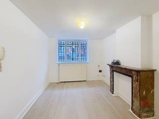 BRUSSEL: Vlakbij het Marie-Louiseplein en het Ambiorixplein, gerenoveerd appartement met 1 slaapkamer van ±35m².In de kelder zonder lift:- Woonkamer...