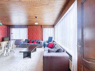 Met 3 slaapkamers, een gunstige EPC-score D en een uitstekende bereikbaarheid, is dit een kans die u niet mag missen.Indeling:- inkom- gastentoilet- lichtrijke leefruimte met zit- en eethoek- keuken- inpandige garage- aanbouw- afzonderlijke garageVerdiep:- 3 ruime slaapkamers- badkamer met ligbad en lavabo- wasruimte en bergingTroeven:- overal dubbel glas- recent vernieuwde CV-installatie op gas- EPC D: geen renovatieverplichting- 2 garages- 3 ruime slaapkamers- open bebouwingGelegen in de dorpskern van Ursel, bevindt u zich op loopafstand van alle essentiële voorzieningen en vlotte verbindingen:- Bakker, slager, apotheek en een Spar-supermarkt liggen "om de hoek"- Op slechts 10 minuten rijdt u de Aalter-E40 op, wat pendelen naar Gent, Brugge of Brussel kinderspel maakt- Ursel vormt het ideale middelpunt tussen Eeklo, Aalter, Maldegem en ZomergemWaarom kiezen voor Urselseweg 247?Dit pand is de ideale match voor wie de handen uit de mouwen wil steken en op zoek is naar een waardevaste investering. U koopt niet alleen een huis, maar een strategische plek in een levendige gemeente met een vlotte ontsluiting.Bent u klaar om dit renovatieproject om te toveren tot uw ideale thuis?Neem vandaag nog contact op voor een bezoek ter plaatse en ontdek de mogelijkheden van deze open bebouwing!Bestuursmaatregelen in het maatregelenregister: in aanvraag