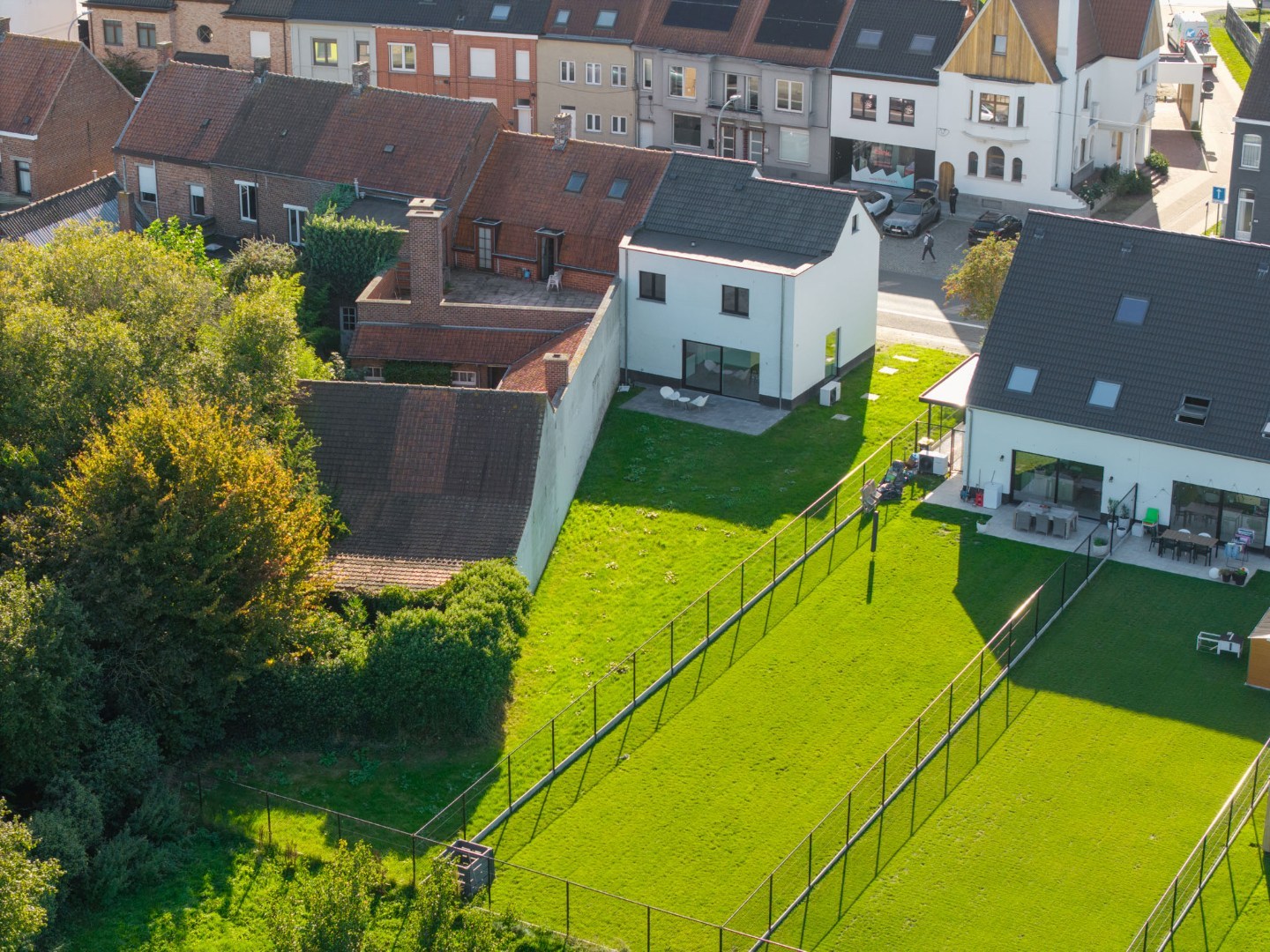 Stijlvolle en ruime nieuwbouwwoning met garage en tuin op 555 m² - foto 4