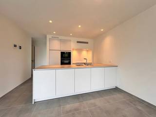 Dit super mooie <strong>2 slaapkamer appartement</strong> ligt op de <strong>eerste</strong> verdieping van het nieuwbouwproject Postiljon in het centrum van Kruishoutem. Het appartement is nog maar net afgewerkt. Momenteel wordt de laatste hand gelegd aan de <strong>schilderwerken</strong> en de plaatsing van <strong>lichtarmaturen en gordijnrails</strong> zodat u binnenkort kan genieten van een perfect afgewerkt geheel.<br /><br />Dit lichtrijke twee-slaapkamer appartement beschikt over een ruime leefruimte met veel lichtinval, een volledig ingerichte keuken met inductie kookplaat, koelkast, vaatwas, oven en microgolfoven, een comfortabele badkamer met inloopdouche, een ruime technische berging met aansluiting voor wasmachine en een apart toilet. Aan de leefruimte paalt het gezellige overdekt terras, aan één van de slaapkamers heeft u een tweede terras. Dit appartement is tevens uitgerust met een waterverzachter.<br /><br />In de huurprijs van dit appartement zitten tevens een <strong>ondergrondse staanplaats</strong> en <strong>ondergrondse berging</strong> inbegrepen.<br /><br /><strong>Domicilie verplicht</strong><br /><strong>Huurprijs : 995 Euro per maand</strong><br /><span>Huurwaarborg : 3 maanden huur</span><br /><strong>Gemeenschappelijke lasten : 65 Euro provisie per maand</strong><br /><span>Er zijn individuele tellers voor water en electriciteit.</span><br /><strong>Beschikbaar : 15/06/2026</strong><br /><span>Bezoeken enkel na afspraak.</span><br /><br /><span>Een bezoek plannen? Dit kan enkel via onze website www.stellarimmo.be/te-huur. Ga naar het pand en klik op de Een bezoek aanvragen knop onder de foto van de makelaar.</span><br /><br /><strong>Verdere info via martine@stellarimmo.be</strong>