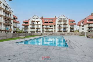 Vanop het terras geniet u hier van een prachtig wijds uitzicht! Dit gemeubeld appartement met 2 slaapkamers is gelegen op een domein met buitenzwembad, te midden van een oase van groen en rust.<br />Er is de mogelijkheid om een garagebox G60 bij te kopen à 40.000€.<br />EPC = 390 (Label D)<br />Op heden is dit pand verhuurd op jaarbasis en komt vrij per 15/10/2025