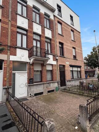 <h1><span>Karaktervolle gezinswoning met vier slaapkamers in de geliefde Groenenhoek</span></h1><p><span>Op zoek naar een woning waar je ruimte, een uitstekende ligging? Dan is deze charmante woning in de Groenenhoek absoluut een bezoek waard.</span></p><p><span>De Groenenhoek is al jaren één van de meest gegeerde woonwijken van Berchem. Je woont hier in een rustige, aangename omgeving met scholen, buurtwinkels, openbaar vervoer, station Antwerpen-Berchem en belangrijke invalswegen binnen handbereik. Voor een wandeling of een moment van ontspanning ligt ook het </span><span>Boulaerpark</span><span> op wandelafstand, net als verschillende gezellige handelszaken en horecagelegenheden.</span></p><h2><span>Een ruime leefverdieping</span></h2><p><span>Via de inkomhal kom je terecht in de royale leefruimte, waar de hoge plafonds en de mooie breedte onmiddellijk een aangenaam ruimtegevoel creëren. Dankzij de praktische indeling kan je hier moeiteloos een gezellige zithoek en een ruime eetplaats combineren.</span></p><p><span>Op het gelijkvloers bevinden zich eveneens een apart gastentoilet en de toegang tot de ruime, droge kelder, ideaal als extra bergruimte.</span></p><h2><span>Praktische keuken met tal van mogelijkheden</span></h2><p><span>Aansluitend vind je de afzonderlijke keuken, die perfect functioneel is maar ook heel wat mogelijkheden biedt voor wie graag moderniseert. Daarnaast is er nog een extra ruimte die je volledig naar eigen wens kan invullen, bijvoorbeeld als ontbijthoek, bureau, speelkamer of hobbyruimte.</span></p><p><span>Aan de achterzijde bevindt zich een overdekte koer. Deze ruimte kan eventueel worden omgevormd tot een gezellige stadstuin of patio.</span></p><h2><span>Vier volwaardige slaapkamers</span></h2><p><span>De woning beschikt over twee identieke verdiepingen. Zowel op de eerste als op de tweede verdieping vind je telkens twee ruime slaapkamers en een badkamer. Hierdoor beschikt de woning in totaal over vier slaapkamers, ideaal voor een groter gezin, thuiswerk of een combinatie van wonen en hobby.</span></p><h2><span>Extra troeven</span></h2><p><span>Vooraan beschikt de woning over een handige voortuin waar fietsen, afvalcontainers of extra groen een plaats kunnen krijgen. Bovendien is de elektriciteit conform en vormt de degelijke basis van de woning een uitstekend vertrekpunt voor wie op zoek is naar een woning die hij volledig naar eigen smaak wil afwerken.</span></p><p><span>Een woning met veel ruimte, een uitstekende ligging en bijzonder veel potentieel om er een warme thuis van te maken.</span></p>