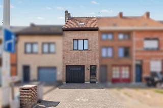 Instapklare, gezellige woning met een zeldzame troef: een ruime oprit voor twee à drie wagens én een aparte garage. Parkeren wordt hier nooit een zorg.<br />Op een perceel van 209 m² biedt deze woning 144 m² comfortabel woongenot. De knappe, moderne keuken sluit naadloos aan op de leefruimte en geeft uit op een verzorgd terras — de ideale plek voor een zonnige koffie of een etentje met vrienden. De badkamer overtuigt met bad én douche, dubbele lavabo en een apart toilet.<br />Momenteel telt de woning drie slaapkamers, maar de indeling laat een uitbreiding tot vier slaapkamers toe: perfect voor een groeiend gezin of een thuiskantoor. Overal vindt u handige ingemaakte kasten terug.<br />De elektrische keuring is conform. Het EPC-label E brengt een renovatieplicht met zich mee, maar met een minieme investering — denk aan zonnepanelen — tilt u de woning naar label D. Daarmee vervalt de renovatieplicht volledig: een slimme opportuniteit voor wie meteen wil scoren.<br />De ligging maakt het plaatje compleet: vlakbij alle voorzieningen en met een vlotte ontsluiting naar de invalswegen.<br />Zin in een bezoek? Bel of mail ons voor een afspraak op het nummer 052/46.38.03 of via info@uw-huis.be en wie weet tot binnenkort!<br />