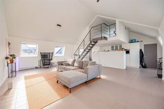 <p><span>Gelegen tussen de Sint-Paulusstraat en de Lange Koepoortstraat staat dit </span><span>gezellige appartement</span><span> te koop in de </span><span>Minderbroedersrui te Antwerpen,</span><span> De ligging is uitermate ideaal, </span><span>vlakbij het centrum </span><span>van de stad en met </span><span>alle universiteiten, winkels, horecagelegenheden en de</span><span> Koninklijke Academi voor Schone Kunsten</span><span> op wandelafstand.</span></p><p><span> </span></p><p><span>Dit charmante appartement op de derde verdieping </span><span>heeft een </span><span>bruikbare oppervlakte van 88m² </span><span>en</span><span> </span><span>biedt een heerlijk </span><span>loftgevoel</span><span>, met een volledig geïnstalleerde semi-open keuken, een gezellige mezzanine-slaapkamer met ingemaakte kasten en een badkamer met douche.</span></p><p><span> </span></p><p><span>Indeling</span></p><p><span>- gelegen op de 3de verdieping (geen lift)</span></p><p><span>- woonkamer en eetkamer</span></p><p><span>- semi-open geïnstalleerde keuken </span></p><p><span>- slaapkamer met ingemaakte kasten</span></p><p><span>- badkamer met douche, toilet en lavabomeubel</span></p><p><span>- berging met aansluitingen wasmachine/droogkast</span></p><p><span> </span></p><p><span>Algemeen gebouw</span></p><p><span>- dak met isolatie</span></p><p><span>- geen lift aanwezig</span></p><p><span>- individuele nutsvoorzieningen</span></p><p><span>- betonstructuur</span></p><p><span> </span></p><p><span>Troeven</span></p><p><span>- top locatie </span></p><p><span>- ramen dubbele beglazing </span></p><p><span>- EPC label B</span></p><p><span>- thans verhuurd</span></p><p><span> </span></p><p><span>Ben jij geïnteresseerd in dit appartement te koop in centrum Antwerpen, ben je op zoek naar ander vastgoed, een investering of wens je de waarde van jouw eigendom te kennen? Dan ben je bij BOLT immo aan het juiste adres! Wij helpen jou graag verder.</span><span> </span></p><p><span> </span></p>