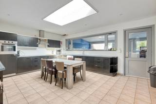 Op een boogscheut van Ninove, in het landelijke Goeferdinge, vinden we deze instapklare woning.<br />De woning beschikt over 3 volwaardige slaapkamers en een zeer ruime open leefruimte met keuken, waar de grote lichtinval het heerlijk ruimtelijk gevoel nog meer benadrukken. De badkamer is zeer ruim en er zijn twee aparte toiletten. Achteraan bevindt zich een uitstekend geïsoleerde extra leefruimte, die apart wordt verwarmd met een pelletkachel. Deze gezellige ruimte biedt tal van mogelijkheden: als tweede zithoek, kantoorruimte, ontspanningsruimte of, dankzij de royale oppervlakte, eventueel ook voor een zelfstandige activiteit aan huis. Ook op energetisch vlak scoort deze woning uitstekend. Dankzij de zonnepanelen en het EPC-label B geniet u van met lage energiekosten. Buiten wacht een volledig afgesloten, ruime tuin waar rust en privacy centraal staan. Het grote gepolierde terras vormt samen met de gezellige lounge-pergola de ideale plek om te genieten van lange zomeravonden, een barbecue met vrienden of een rustig moment in het groen.<br />Troeven:<br />- zeer ruime eengezinswoning<br />- 3 volwaardige slaapkamers<br />- apart toilet boven<br />- tal van indelings- en gebruiksmogelijkheden<br />- EPC label B<br />- elektriciteit conform<br />- zonnepanelen<br />- grote afgesloten tuin<br />Contacteer Karin voor een afspraak op een van de bezoekmomenten: 0468/12 68 62 of karin@albert.immo.