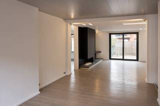 In de www.oostrozebekestraat24.be (url kopiëren en plakken indien doorklikken niet lukt) in <strong>Meulebeke</strong> stellen we jou graag dit <strong>92 m² groot appartement</strong> voor. In 2012 werd een handelswoning omgebouwd tot een residentie met drie woongelegenheden.  De combinatie van ligging, ruimte en betaalbaarheid is een grote troef. Het appartement bestaat uit een erg ruime leefruimte met gassfeerhaard en aansluitend een groot terras, 2 slaapkamers, 1 badkamer en apart toilet. In de kelderverdieping is een grote berging van 13 m². De gemeenschappelijk inkom is eigentijds aangepakt. Er is geen lift waardoor de kosten voor de gemeenschappelijke delen er laag zijn. <br /><br />Via www.oostrozebekestraat24.be kan je een afspraak inplannen om een bezoek te brengen.  Eveneens via de website verneem je veel meer, zoals een uitgebreide omschrijving, foto's, 360° rondgang, documenten, ...<br /><br />DIRECT KOPEN PRIJS: De vermelde prijs is een Direct Kopen prijs. Tegen deze prijs kan er onmiddellijk aangekocht worden zonder verdere prijsonderhandeling. Er kan ook steeds een bod worden uitgebracht via een transparante procedure waarover alles te lezen is op de website van het pand.