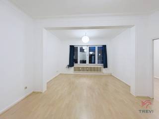 <p>LAEKEN, vlakbij het Koning Boudewijnpark en het Atomium, evenals alle voorzieningen, ruim appartement met 2 slaapkamers van ± 101 m², gelegen op de 1e verdieping zonder lift. Het appartement is als volgt ingedeeld: inkomhal, toilet, woonkamer van ± 31 m², ingerichte keuken met toegang tot de tuin, 2 slaapkamers (± 10 m² en ± 17 m²), badkamer, wasruimte en kelder. Garage op het gelijkvloers is verplicht tegen een meerprijs van 150 €/maand.</p>
<p><u>Op de 1e verdieping</u>:</p>
<ul>
<li>Inkomhal</li>
<li>Aparte wc</li>
<li>Woonkamer van ± 31 m²</li>
<li>Ingerichte keuken (oven, kookplaten, afzuigkap, koelkast, diepvriezer)</li>
<li>Tuin</li>
<li>Slaapkamer ± 10 m²</li>
<li>Slaapkamer ± 17 m²</li>
<li>Badkamer</li>
</ul>
<p>Alle oppervlakten zijn bij benadering.</p>
<p>EPB: G.</p>
<p>Kosten: Voorschot van 200 €/maand (gemeenschappelijke elektriciteit, koud water en verwarming).</p>
<p>Beschikbaarheid: 01/08/2026</p>