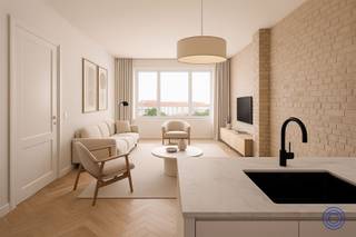 <p><span>Beschrijving appartement</span></p><p><span>Op de 4e verdieping van een gebouw met lift bevindt zich dit CASCO appartement met tal van mogelijkheden! De open ruimte kan volledig naar eigen smaak en noden worden ingericht. Dankzij de grote raampartijen geniet u aan de voorzijde van een lichtrijke leefruimte met plaats voor een open keuken, terwijl er achteraan ruimte is voor een slaapkamer met aansluitende badkamer. Aan de achterzijde heeft u bovendien een mooi open zicht over Antwerpen. Maandelijkse kosten: 175 EUR voor privatief water, syndicus, lift, verbruik gemene delen, etc. Voor gas en elektriciteit zijn er privatieve meters voorzien. Het appartement heeft momenteel een EPC-label F waardoor een renovatieplicht lopende is, maar het is wel volledig asbestveilig. In tussentijd werd het plat dak al volledig vernieuwd! Na een renovatie en het behalen van een EPC-label A of B kan gebruik worden gemaakt van de EPC-labelpremie en de Mijn VerbouwPremie, wat dit project nog interessanter maakt. De ligging is bijzonder centraal, op wandelafstand van het Centraal Station, in een levendige en diverse wijk met tal van buurtwinkels en voorzieningen. Met een Mobiscore van 9,4/10 is dit appartement uitstekend gelegen en bijzonder interessant voor wie op zoek is naar een pand met potentieel in hartje Antwerpen. </span></p><p><span>De inrichting op de foto's betreft artistieke impressies; hieruit kunnen geen rechten worden ontleend.</span></p><p><span> </span></p><p><span>Indeling</span></p><ul><li><span>CASCO open ruimte met veel mogelijkheden!</span></li><li><span>Potentiële indeling: ruime en lichtrijke leefruimte aan de voorzijde van het gebouw met een open keuken. Achteraan een slaapkamer met aansluitende badkamer. </span></li><li><span>Aan de achterzijde van het gebouw heeft u een open zicht over Antwerpen.</span></li></ul><p><span> </span></p><ul><li><span>Het plat dak werd in 2024 volledig vernieuwd (na opmaak EPC). </span></li><li><span>Privatieve kelderberging 'K8'.</span></li></ul><p><span> </span></p><p><span>Algemene informatie</span></p><ul><li><span>Kosten algemene delen: ca. 175 EUR (water, syndicus, lift, verbruik gemene delen, blokpolis etc.).</span></li><li><span>Privatieve meters voor gas en elektriciteit.</span></li></ul><p><span> </span></p><ul><li><span>EPC: label F - renovatieplicht is lopende! Na de renovatie en het behalen van een EPC A of B, mogelijkheid op EPC-labelpremie (min 2.000 EUR en max 5.250 EUR) en Mijn VerbouwPremie.</span></li><li><span>Asbestveilig!</span></li><li><span>Elektrische keuring: NVT </span><span>-</span><span> casco</span></li></ul><p><span> </span></p><p><span>Gebouw</span></p><ul><li><span>Het gebouw bestaat uit een kelderverdiep, handelsgelijkvloers en 4 verdiepen met 8 appartementen.</span></li><li><span>Lift aanwezig.</span></li><li><span>Parlofoon aanwezig.</span></li></ul><p><span> </span></p><p><span>Ligging</span></p><ul><li><span>Centrale ligging in Antwerpen, op wandelafstand van het Centraal Station. 2060 is een levendige, diverse buurt met veel lokale winkels en voorzieningen in de straat zelf.</span></li><li><span>In de omgeving: supermarkten, apotheken, bushaltes, scholen en openbaar vervoer zijn vlot bereikbaar te voet.</span></li><li><span>MOBISCORE: 9,4/10!</span></li></ul><p><span> </span></p><p><span>De informatie in deze prospect is ter informatieve titel: de kandidaat-kopers moeten hun eigen zaak maken van het verkrijgen, controleren en interpreteren van deze informatie.</span></p><p><span> </span></p>