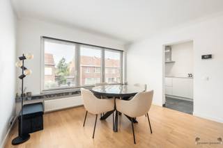<p><span>Prachtig energiezuinig appartement met 3 slaapkamers, zuidgerichte tuin, garage en staanplaats in Ekeren!</span></p><p><span> </span></p><p><span>Dit stijlvolle appartement bevindt zich op de eerste verdieping aan de rechterzijde en geniet van een gunstige ligging nabij het centrum van Ekeren, het treinstation, winkels, scholen en belangrijke invalswegen.</span></p><p><span> </span></p><p><span>Indeling:</span></p><p><span>De inkomhal geeft via een stijlvolle stalen deur toegang tot de lichtrijke woonkamer. De prachtige parketvloer en de grote raampartijen zorgen voor een warme en aangename sfeer. Vanuit de woonkamer bereik je de moderne, volledig geïnstalleerde keuken.</span></p><p><span>Verder beschikt het appartement over twee ruime slaapkamers en een verzorgde badkamer met een royale inloopdouche, toilet en wastafel.</span></p><p><span>Op het gelijkvloers bevindt zich een derde slaapkamer met ingemaakte kasten, ideaal als logeerkamer, bureau of hobbyruimte. Van hieruit heb je toegang tot de diepe, zuidgerichte tuin, waar je volop van de zon en de nodige privacy kunt genieten.</span></p><p><span>Tot slot beschikt het appartement over een private garagebox en een autostaanplaats voor de garage.</span><span> </span></p><p><span> </span></p><p><span>Troeven</span></p><ul><li><span>Instapklaar appartement </span></li><li><span>Gunstige EPC B</span></li><li><span>Diepe, zuidgerichte tuin </span></li><li><span>Lichtrijke leefruimte met grote raampartijen </span></li><li><span>Prachtige parketvloer </span></li><li><span>Moderne, volledig geïnstalleerde keuken </span></li><li><span>Badkamer met ruime inloopdouche </span></li><li><span>Private garagebox </span></li><li><span>Extra autostaanplaats voor de garage </span></li><li><span>Centrale ligging nabij winkels, scholen, openbaar vervoer en invalswegen </span></li></ul><p><span> </span></p><p><span> </span></p><p><span>Interesse in dit prachtig appartement? Contacteer ons vandaag nog voor een bezoek!</span></p><p><span> </span></p>