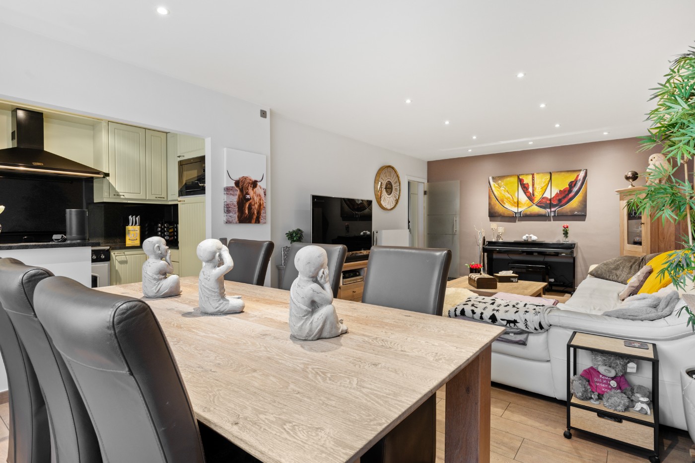 Gezellig, instapklaar app. op 1e verd. met 2 slpk., balkon en een garagebox - foto 5