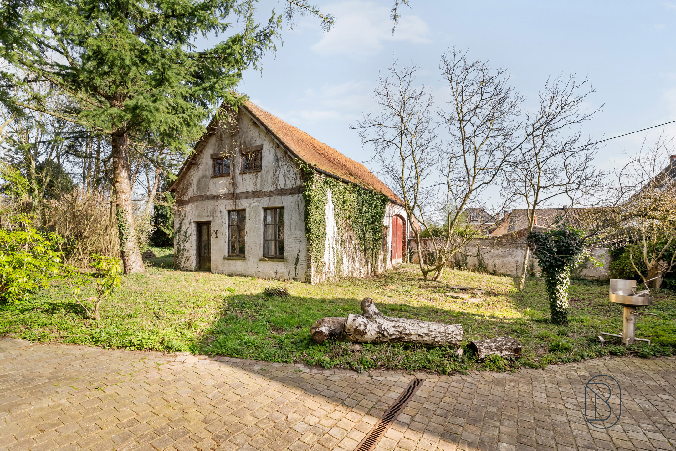 Charmant koetshuis met extra woonst en prachtige tuin. - foto 4