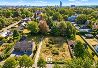 <h3><span>BOUW HIER UW TOEKOMST, OMRINGD DOOR GROEN NABIJ GENT!</span></h3><p><span>Droomt u van een eigen woning op een rustige, groene locatie, zonder in te boeten aan bereikbaarheid? In het gegeerde Sint-Denijs-Westrem bieden wij </span><span>2 prachtige bouwpercelen </span><span>aan, waar ruimte, privacy en wooncomfort centraal staan.</span></p><p><span>Deze percelen bieden de mogelijkheid tot het realiseren van </span><span>een hedendaagse halfopen gezinswoning</span><span>, volledig naar eigen smaak, met een ruime tuin als extra troef. Bovendien zijn </span><span>alle nodige voorzieningen voor de nutsaansluitingen reeds aanwezig!</span></p><p><span>Geniet hier van een groene, residentiële omgeving, met het bruisende Gent en de belangrijkste verbindingswegen binnen handbereik.</span></p><p><span>Een unieke kans om uw droomwoning te realiseren op een toplocatie aan de rand van Gent!</span></p><p><span>Interesse? Contacteer ons en ontdek de mogelijkheden van deze prachtige bouwloten!</span></p>