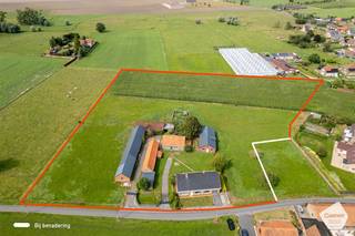 Exclusieve landelijke woning op een mooi perceel van 19869 m². De ligging is idyllisch en extreem landelijk middenin het groen. Dit exclusieve...