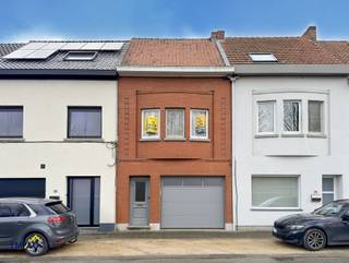 Goed gelegen, charmante woning met garage en rechtstreekse toegang tot de tuin, die tal van mogelijkheden biedt.Op het gelijkvloers vindt u een...