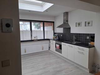 Deze te renoveren woning in de Confortalei geniet van een uitstekende ligging. Het bevindt zich op een wandelafstand van het park Rivierenhof en voorzieningen zoals scholen en winkels. Met tram- en bushaltes op een steenworp afstand, bevindt u zich binnen een mum van tijd in het bruisende stadscentrum van Antwerpen. Bovendien zijn belangrijke invalswegen vlot bereikbaar.<br /> <br />Bij het betreden van de woning komen we via de inkomhal in de inpandige garage. Op de eerste verdieping bevindt zich de leefruimte, de keuken, een apart toilet en een overdekt terras met toegang tot de tuin. De tweede verdieping omvat een slaapkamer, badkamer, wasruimte en een apart toilet. Op de derde verdieping bevinden zich twee slaapkamers. Tot slot beschikt de woning over een ruime kelder met toegang tot de tuin.<br /><br />Troeven<br /><br />* Centrale ligging - uitstekende mobiscore 9,1/10<br /><br />* Garage, tuin en ruime kelder aanwezig<br /><br />* Drie volwaardige slaapkamers<br /><br />Heeft u interesse in deze woning met veel potentieel en wenst u een bezoek ter plaatse in te plannen? Aarzel niet ons te contacteren, wij zijn telefonisch bereikbaar van vrijdag tot en met maandag gedurende de dag, woensdag vanaf 14u en dinsdag- en donderdagen vanaf 19u op het GSM nummer: 0485 08 49 02 of via het mailadres erel.vanhoey@telenet.be.<br /><br /> <br />GEEN IMMO/MAKELAAR AUB