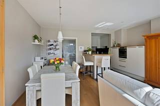 <p><span>Dit volledig gerenoveerde appartement met twee slaapkamers en een ruime overdekte autostaanplaats is ideaal gelegen in het centrum van Leuven. Dankzij de grote raampartijen geniet het appartement van veel natuurlijk licht in een aangename woonomgeving. Met een EPC-score A combineer je een hoog wooncomfort met een bijzonder energiezuinig verbruik. </span></p><p><span>De indeling omvat een inkomhal, een apart toilet, een lichtrijke woonkamer, een volledig ingerichte keuken, een badkamer en twee volwaardige slaapkamers. Daarnaast beschikt het appartement over twee balkons: één aan de voorzijde en één balkon aan de achterzijde. Ook een privatieve kelder is inbegrepen.</span></p><p><span>De grootste troeven van dit instapklare appartement zijn zonder twijfel de uitstekende ligging, vlak bij de universitaire ziekenhuizen, het stadscentrum en tal van winkels, evenals de ruime overdekte autostaanplaats. Beide bieden een echte meerwaarde in deze omgeving. </span></p><p><span>De vermelde prijs is een vanafprijs; biedingen zijn mogelijk vanaf 369.000. De autostaanplaats is apart aan te kopen.</span></p><p><span>Interesse? Neem vandaag nog contact op voor meer informatie of om een bezoek in te plannen.</span></p>