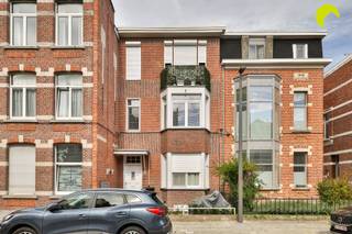 <p><span>Graag bieden wij u dit gezellig en instapklaar 1-slaapkamer appartement aan gelegen in een rustige en residentiële woonwijk nabij het centrum van Wilrijk. Inclusief een ruime kelderberging.</span></p><p><span>Het appartement is gelegen op de eerste verdieping van een klein gebouw met slechts 3 appartementen. Er zijn quasi geen vaste maandelijkse kosten te betalen!</span></p><p><span>Op wandelafstand vindt u de Bist waar u tal van winkels hebt, openbaar vervoer enzovoort. Ondanks de zeer rustige locatie vinden we in directe nabijheid verbindingswegen.</span></p><p><span> </span></p><p><span>Het appartement zelf beschikt overal over dubbele beglazing met pvc schrijnwerk. De individuele, centrale verwarming verloopt op gas (recente brander) en de elektriciteit is conform aan de voorschriften van het AREI.</span></p><p><span>Na controle werd het appartement als "asbestveilig" gecategoriseerd. Het gebouw zelf wordt goed onderhouden en het dak is reeds vernieuwd en extra geïsoleerd conform de huidige normen.</span></p><p><span> </span></p><p><span>Indeling:</span></p><p><span> </span></p><p><span>Centraal in het appartement vinden we de leefruimte op houten vloer.</span></p><p><span>Achteraan vinden we een ingerichte keuken voorzien van alle comfort. Ook de vernieuwde badkamer vinden we achteraan in het appartement.</span></p><p><span>Deze beschikt over een grote inloopdouche, een toilet en een badkamermueubel met dubbele lavabo en spiegelkast. Tevens is hier plaats voorzien voor was-en droogmachine.</span></p><p><span> </span></p><p><span>Aan de voorzijde van het gebouw is er een zeer ruime slaapkamer op vasttapijt. </span></p><p><span> </span></p><p><span>Inclusief een ruime kelderberging. Een fiets kan voor het gebouw vastgezet worden in een fietsenrek.</span></p><p><span> </span></p><p><span>Graag som ik voor u de troeven op van dit gezellig appartement in Wilrijk:</span></p><p><span> </span></p><ul><li><span>Rustige locatie, in directe nabijheid van openbaar vervoer, winkels, scholen, verbindingswegen, Bist, ...</span></li><li><span>Goed onderhouden gebouw: dak reeds voorzien van isolatie, geen aanstaande kosten.</span></li><li><span>Overal dubbele beglazing met pvc schrijnwerk, elektriciteit conform, asbestveilig</span></li><li><span>Quasi geen vaste kosten te betalen in het gebouw</span></li><li><span>Inclusief kelderberging</span></li></ul><p><span> </span></p><p><span>EPC 164 kWh/m² jaar (B-label)</span></p><p><span>P-score: D, G-score: C</span></p><p><span> </span></p><p><span>Voor een bezoek terplaatse bel 03/449.41.42 of mail hallo@habicom.be</span></p><p><span>Benieuwd naar de waarde van jouw woning?  Check het gratis op <span>www.watismijnhuiswaard.be</span></span><span> </span></p><p><span> </span></p>