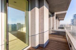 Dit appartement op de 12e verdieping heeft alles wat u zoekt in een appartement met de nieuwbouwtroeven van dien.<br />In residentie “Blok Zicht” geeft deze parel uit op een groot stuk groen en een deel van ’t Zuid.<br /><br />Bij het binnenkomen vinden we verder aan de inkomhal de badkamer met inloopdouche.<br />In de kamer ernaast bevindt zich de hoofdslaapkamer waar je elke ochtend kan ontwaken met een prachtig zicht.<br /><br />Verder in de nachthal bevindt zich het gastentoilet en een tweede slaapkamer die dienst kan doen als kinderkamer of bureauruimte.<br /><br />Een glazen deur scheidt de nachthal van de open leefruimte die overgoten wordt met licht.<br />De open keukenwand beschikt over alle nieuwe toestellen zoals een vaatwasser en combioven.<br /><br />Het prachtige terras in een L vorm zal tijdens de mooie zomerdagen goed dienst kunnen doen als een plaats om tot rust te komen.<br />Verder beschikt dit appartement ook nog uit een wasruimte waar plaats is voor alle huishoudspullen, was-en droogmachine.<br /><br />Een bijhorende kelderberging is ook inbegrepen in de huurprijs. Een ondergrondse parkeerplaats is bij te huren aan 135 EUR/maand.<br /><br />Huurprijs: 1.390 EUR/maand<br />Alg. kosten: 95 EUR/maand<br />Beschikbaarheid: onmiddellijk<br /><br />Interesse?<br />Contacteer LISTED vandaag: +32 3 283 51 51.