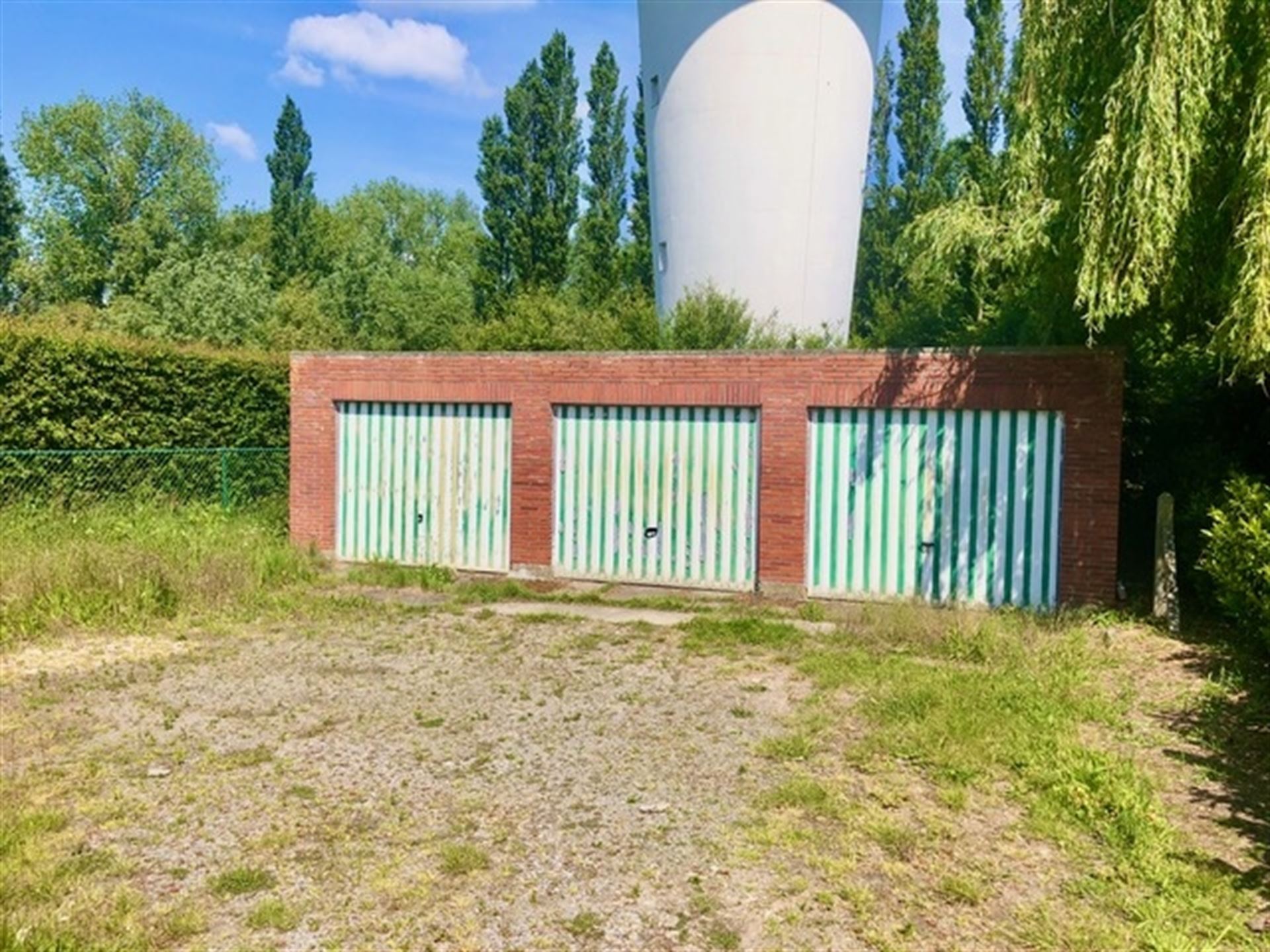 Bouwgrond met 11 garages - foto 4