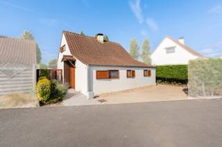 <strong>Bredene: Vakantiewoning te koop nabij de zee!</strong><br /><br />Bent u op zoek naar een zorgeloos tweede verblijf (geen domicilie mogelijk) aan de Belgische kust of een interessante investering? Dan is dit charmante vissershuis precies wat u zoekt.<br /><br />Gelegen in het Reynaertpark, een kleinschalig vakantiepark te Bredene geniet u hier van een rustige en groene omgeving, vlakbij het strand, de duinen en de zee. Daarenboven bevinden ook winkels, horeca en openbaar vervoer zich op korte afstand.<br /><br /><strong>Indeling</strong>: inkomhal, badkamer met douche, wastafelmeubel en toilet, 1e slaapkamer bevindt zich op het gelijkvloers, de 2e slaapkamer op het verdiep, woonkamer met aansluitend een open keuken en een aparte berging<br /><br />Daarbovenop beschikt de woning over een nieuw aangelegde zuid gericht terras en tuin met een kwalitatief tuinhuis. De tuin grenst aan een stuk onbebouwd land, waardoor u dagelijks kunt genieten van extra privacy. Plus een privé autostaanplaats is inbegrepen in de prijs.<br /><br /><strong>Troeven</strong>
<ul><li>Op wandelafstand van het strand </li><li>Zuidgerichte tuin + privacy</li><li>Autostaanplaats</li></ul>
Meer informatie? Contacteer Ilse op het nummer 0456 96 04 61