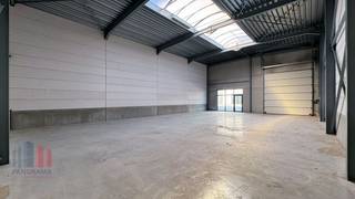 Nouvelle unité PME d'une superficie de 480 m² à louer, bénéficiant d'un emplacement exceptionnel le long de la zone commerciale Brusselbaan à Hekelgem (Affligem).<br /><br />L'espace de stockage est équipé d'une grande porte sectionnelle, d'une baie vitrée (3 m x 3 m), d'une verrière et d'une hauteur libre de 6 m, idéale pour le stockage/la production/l'atelier. De plus, l'entrepôt est équipé de services publics (eau, électricité et données), d'une salle de douche avec possibilité de raccordement à des toilettes. L'entrepôt fait partie de la phase III du projet de construction de PME « ID Park bis ».<br /><br />Installez votre entreprise dans l'ID Park bis, dans un emplacement extrêmement central et facilement accessible grâce à la proximité de l'E40 (6 min). <br />Présence de 6 places de parking privatives (incluses dans le prix). <br /><br />Contactez PANORAMA B2B pour des informations (techniques) complémentaires, des plans ou une visite sans engagement au 0477 07 30 30.