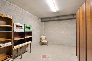 Charmant appartement met 2 slaapkamers van circa 140 m² gelegen in het centrum van Lanaken. Dit appartement beschikt over een ruime leefruimte, keuken, berging, badkamer, 2 slaapkamers, dressing, 2 ondergrondse parkeerplaatsen en kelderberging. Lift aanwezig! <br /><br />Ontdek dit appartement (Residentie Passage Begas), ideaal gelegen in het centrum van Lanaken, aan de Stationsstraat. Dankzij de centrale ligging bevinden winkels, supermarkten, horecazaken, openbaar vervoer en andere dagelijkse voorzieningen zich op wandelafstand.<br /><br />Bezichtig deze woning ook digitaal en 'loop' zelf door de woning. Kijk daarvoor op onze website of via: <br />https://my.matterport.com/show/?m=BtkSaoKNPcP<br /><br />INDELING:<br />Tweede verdieping:<br />- Inkomhal met vestiaire en apart gastentoilet met fonteintje;<br />- Zeer ruime leefruimte met houten vloer en airco;<br />- Vanuit de leefruimte heeft u toegang tot de terrassen aan zowel de voor- als achterzijde. Het voorterras biedt een mooi uitzicht op de Stationsstraat;<br />- Keuken met granieten werkblad, inductiekookplaat (AEG), dampkap, magnetron (Bosch) en frigo van Liebher;<br />- Aansluitend bevindt zich een praktische berging met aansluitingen voor een wasmachine en droogkast en handig werkblad; <br />- Het terras aan de achterzijde beschikt over een elektrisch zonneluifel;<br />- Nachthal met toegang tot de badkamer, twee slaapkamers en de dressing.<br />- De badkamer is voorzien van een douchecabine en toilet;<br />- De dressing beschikt over inbouwkasten en een wastafelmeubel;<br />- 2 slaapkamers (circa 13m² + 15m²), beide voorzien van inbouwkasten. Eén van de slaapkamers beschikt bovendien over airco.<br /><br />Parkeerkelder:<br />- Twee autostaanplaatsen en een privatieve, afgesloten kelderberging.<br />- De parkeerkelder is bereikbaar via een elektrische toegangspoort aan het Europaplein.<br /><br />Er is een lift in het gebouw. De gemeenschappelijke kosten bedragen € 135,00 per maand.<br /><br />Energieprestatie en binnenklimaat (EPB-EPC)<br />Certificaat beschikbaar: ja <br />EPC certificaatnummer: 20260805-0003928487-RES-1<br />Berekende energiescore: (kWh/m²): 175 kWh<br />Het certificaat is geldig tot en met: 05/08/2036<br />Elektrische installatie: in opmaak<br /><br />Informatie stedenbouwkundige voorschriften:<br />Stedenbouwkundige vergunning: ja<br />Meest recente bestemming: gebieden voor gemeenschapsvoorziening en openbaar nut + woongebieden<br />Dagvaarding uitgebracht: neen<br />VOORKOOPRECHT OP DIT GOED: neen<br />VERKAVELINGSVERGUNNING: neen<br />WATERGEVOELIG OPENRUIMTEGEBIED: neen<br />Maatregelenregister: neen<br /><br />Overstromingsgevoelige gebieden: <br />Perceelscore of P-score : A<br />Gebouwenscore of G-score: A<br />Ligging in Signaalgebied: neen<br />Ligging in afgebakende oeverzone of afgebakend overstromingsgebied: neen<br />Ligging in een risicozone voor overstromingen: neen<br /><br />A:geen overstroming gemodelleerd B: kleine kans op overstromingen onder klimaatverandering C: kleine kans op overstromingen D: middelgrote kans op overstromingen<br /><br />Beschermd erfgoed<br />GEINVENTARISEERD ERFGOED: neen<br />BESCHERMD ONROEREND ERFGOED: neen