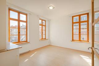 Dit 1-slaapkamerappartement is ideaal gelegen in het hart van Leuven en biedt een prachtig uitzicht op het Ladeuzeplein en de stadsbibliotheek.<br />Bij het betreden van het appartement komt u in een kleine inkomhal terecht met toegang tot de badkamer, uitgerust met een enkelvoudige lavabo, toilet en douche. In de badkamer is er eveneens een aansluiting voor een wasmachine voorzien. <br />Via een tweede hal bereikt u de slaapkamer, de lichtrijke woonkamer en de ruime, volledig uitgeruste keuken met aansluitend een praktische berging.<br />Dankzij de hoekligging geniet elke ruimte van grote raampartijen en een overvloed aan natuurlijk licht.<br />Het appartement werd recent opnieuw geschilderd en is onmiddellijk beschikbaar.<br />De maandelijkse huurprijs bedraagt €1.045 + een provisie van €95 voor verwarming en warm water. De contracten voor water, elektriciteit en internet dienen door de huurder zelf te worden voorzien.<br />Heeft u interesse in dit appartement? Contacteer ons dan voor meer informatie of een bezichtiging ter plaatse! info@covas.be // 016 40 60 20 // www.covas.be