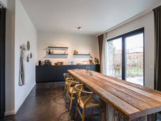 PLAN UW BEZOEK VIA VOLGENDE LINK: https://listed.mijnhuurprofiel.be/whise/7655428<br /><br />Op zoek naar een plek waar je meteen kan intrekken én je meteen thuis voelt? Ontdek deze moderne, volledig gemeubelde studio in het hippe project The Doorn House in Wilrijk perfect voor studenten die comfortabel en zorgeloos willen wonen vlak bij de universiteit.<br /><br />Gelegen op een toplocatie, op wandel- en fietsafstand van campussen en met een vlotte verbinding naar Antwerpen, combineert deze studio rust, bereikbaarheid en een bruisende omgeving. Hier woon je zelfstandig, maar maak je ook deel uit van een aangename community.<br /><br />De studio is slim ingericht en baadt in het licht. Je beschikt over een gezellige leef- en slaapruimte, een eigen moderne keuken met alle toestellen, en een stijlvolle badkamer met inloopdouche. Alles is tot in de puntjes afgewerkt en volledig bemeubeld gewoon je koffers uitpakken en klaar!<br /><br />Daarnaast geniet je van extra faciliteiten die het leven net dat tikkeltje aangenamer maken: een ruime gemeenschappelijke keuken, een lounge om te ontspannen of studeren, een praktische wasruimte, een groene tuin met terras én veilige fietsenberging.<br /><br />Huurprijs: €825 / maand <br />Kosten: €100 / maand (incl. nutsvoorzieningen)<br />Beschikbaarheid: onmiddellijk