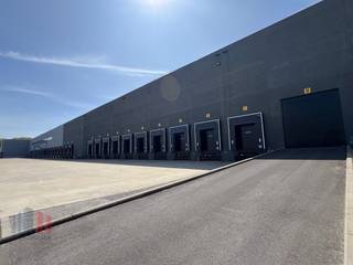 Uitstekend gelegen logistiek magazijn van 29.954 m²  met 1.241 m² kantoorruimte te huur naast de containerterminal van Willebroek en dichtbij de...