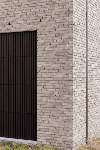 In de ‘Eggerstraat’, een rustige nieuwe woonstraat net buiten de dorpskern van Oostmalle bouwde Danneels deze <strong>prachtige open bebouwing </strong>op het lot 11.<br /><br />Deze moderne gezinswoning<strong> </strong>heeft een lichtrijke leefruimte, volledig ingerichte keuken en badkamer, drie <strong>ruime slaapkamers,</strong> garage én een mooie tuin. <br /><br />Deze woning werd al wind- en waterdicht gerealiseerd en kan <strong>op korte termijn woonklaar</strong> worden afgewerkt. <br /><br />Jij kiest zelf jouw keuken- en badkamerinrichting en de vloer- en wandtegels bij onze partners. <br /><br />Een geothermische warmtepomp, zonnepanelen en een ventilatiesysteem met warmterecup zorgen voor een optimaal comfort en een lage energiefactuur.