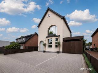 <p>Maison de caractère avec des possibilités de pratique et un potentiel exceptionnel dans un emplacement de choix à Kasterlee<br /><br /> Derrière cette façade élégante se cache une maison étonnamment spacieuse où vivre, travailler et se détendre se fondent harmonieusement. Grâce à un agencement bien pensé, des espaces de vie généreux et des possibilités polyvalentes, cette propriété représente une opportunité unique pour les familles, les indépendants et les amoureux de l'espace.<br /><br />En entrant dans la propriété, vous êtes immédiatement accueilli par un hall d'entrée impressionnant avec un escalier de caractère et une ligne de vue exceptionnelle qui se prolonge dans la profondeur de la maison. Cette expérience ouverte crée immédiatement un sentiment d'espace et de lumière.<br />À l'avant se trouve une pièce séparée qui se prête parfaitement à un cabinet, un bureau ou une profession libérale. De plus, la maison se déploie en un espace de vie généreux, complété par un salon cosy ou une salle polyvalente qui permet de nombreux remplissages.<br />La cuisine ouverte à vivre est le cœur de la maison. Grâce à son agencement spacieux, à son îlot de cuisson et à ses sièges intégrés, elle est l'endroit idéal pour se réunir en famille et entre amis. A l'extérieur, vous profiterez de deux terrasses spacieuses qui, ensemble, constituent une excellente base pour créer un beau jardin profond, où la tranquillité, l'intimité et la vie en plein air sont essentielles.#Au premier étage, la propriété dispose de deux chambres spacieuses, d'une salle de bains élégante, d'une pièce séparée qui pourrait idéalement servir de dressing ou de salle de chaussures, d'une salle de livres confortable et d'une agréable terrasse sur le toit où vous pourrez profiter de l'extérieur en toute tranquillité.<br /><br />L'étage mansardé offre également la possibilité de créer deux chambres supplémentaires, ce qui permet à la propriété d'évoluer sans effort avec vos besoins de vie.#Enfin, la propriété dispose d'un garage, d'un carport et de pas moins de trois places de parking privées.<br />NewLine#Tricks in a row :<br />- Cabinet ou bureau à domicile<br />- Volumes habitables étonnamment spacieux<br />- Cuisine ouverte avec coin salon<br />- Salon supplémentaire ou salle polyvalente<br />- Sous-sol et grands espaces de rangement<br />- Deux terrasses avec possibilité d'un grand jardin<br />- Salle de livres et terrasse sur le toit<br />- Possibilité de 4 chambres grâce à l'étage mansardé<br />- Garage, carport et 3 places de parking privées<br />- Emplacement convoité à Kasterlee<br /><br />Une maison qu'il est impossible d'apprécier pleinement de l'extérieur. Ici, vous découvrirez l'espace, le confort et les possibilités qui se déploient pas à pas. Une visite vous surprendra sans aucun doute.</p>