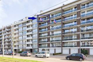 Droomt u van een appartement dat u helemaal naar uw eigen smaak kan vormgeven?<br />Dan zal dit te moderniseren appartement op de 6de verdieping van een verzorgd gebouw u zeker aanspreken.<br /><br />Indeling<br />Bij het betreden van de centrale inkomhal wordt u verwelkomd in een ruime, lichtrijke woonkamer waar het daglicht vrij spel heeft. Aansluitend vindt u de keuken die samen met de woonkamer toegang biedt tot een westgericht terras: de perfecte plek om de dag af te sluiten met de avondzon op uw gezicht.<br />Centraal in het appartement bevinden zich de badkamer met ligbad en een apart toilet. Aan de rustige achterzijde liggen twee comfortabele slaapkamers.<br /><br />Ligging<br />De ligging is een echte troef. Voor de deur stopt tram 5, die u in slechts 20 minuten naar het historisch hart van Antwerpen brengt. Op wandelafstand liggen de groene longen van de stad: de Bremweide, het Ertbruggebos, Park Groot Schijn en het Rivierenhof.<br />Het levendige Wim Saerensplein bevindt zich op een steenworp afstand en biedt u alles wat u nodig heeft!<br /><br />Pluspunten<br />- EPC label B<br />- Elektriciteit CONFORM!<br />- Dakisolatie aanwezig: 120mm PUR<br />- Dubbele beglazing<br />- Goed verzorgd gebouw<br /><br />Klinkt dit appartement als de buitenkans voor u? Bel dan snel naar One vastgoed via 03 360 85 30!